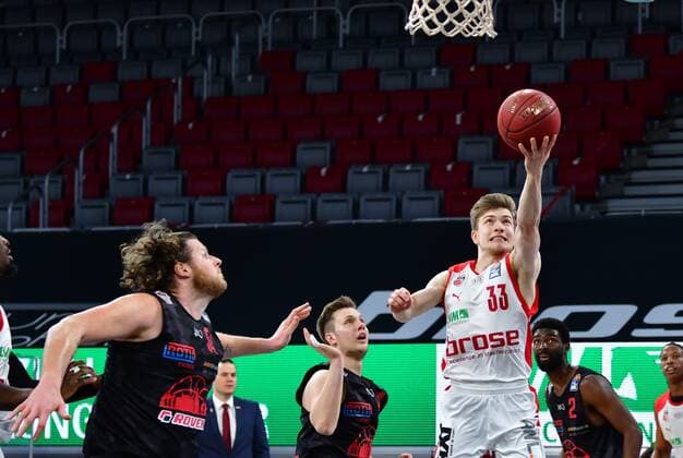 BAMBERG 04.05.2021 --- Basketball ---- easycredit 1. Basketball Bundesliga ---- 33. Spieltag: Brose Bamberg vs Gießen 46ers --- Bennet Hundt (33, Brose Bamberg) mit Korbleger gegen Bjarne Kraushaar (4, Gießen 46ers) und John Bryant (54, Gießen 46ers) --- Foto: Hans-Martin Issler isslerimages ---- Brose Bamberg vs Gießen 46ers