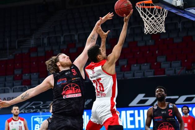 BAMBERG 04.05.2021 --- Basketball ---- easycredit 1. Basketball Bundesliga ---- 33. Spieltag: Brose Bamberg vs Gießen 46ers --- Kenneth Ogbe (25, Brose Bamberg) mit Korbleger gegen John Bryant (54, Gießen 46ers) --- Foto: Hans-Martin Issler isslerimages ---- Brose Bamberg vs Gießen 46ers