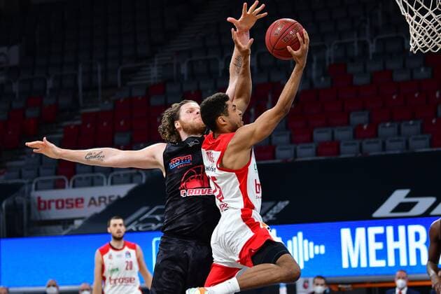 BAMBERG 04.05.2021 --- Basketball ---- easycredit 1. Basketball Bundesliga ---- 33. Spieltag: Brose Bamberg vs Gießen 46ers --- Kenneth Ogbe (25, Brose Bamberg) mit Korbleger gegen John Bryant (54, Gießen 46ers) --- Foto: Hans-Martin Issler isslerimages ---- Brose Bamberg vs Gießen 46ers