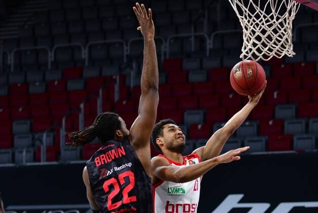 BAMBERG 04.05.2021 --- Basketball ---- easycredit 1. Basketball Bundesliga ---- 33. Spieltag: Brose Bamberg vs Gießen 46ers --- Kenneth Ogbe (25, Brose Bamberg) mit Korbleger gegen Chad Brown (22, Gießen 46ers) --- Foto: Hans-Martin Issler isslerimages ---- Brose Bamberg vs Gießen 46ers