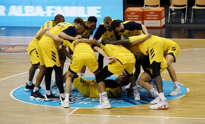 Mannschaftskreis vor Spielbeginn einschwören Ritual Basketball BBL Bundesliga Herren Saison 2020 2021 04.05.2021 ALBA Berlin vs. MHP Riesen Ludwigsburg