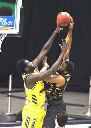 Jean Marc Christ Koumadje, Jamel McLean Aktion Spielszene Zweikampf Basketball BBL Bundesliga Herren Saison 2020 2021 04.05.2021 ALBA Berlin vs. MHP Riesen Ludwigsburg