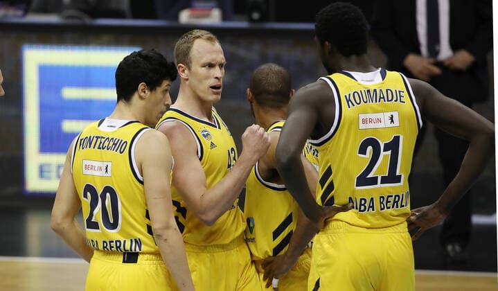 Simone Fontecchio, Luke Sikma anfeuernd, Jayson Granger, Jean Marc Christ Koumadje Basketball BBL Bundesliga Herren Saison 2020 2021 04.05.2021 ALBA Berlin vs. MHP Riesen Ludwigsburg