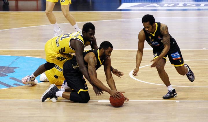 Jean Marc Christ Koumadje, Jamel McLean, Barry Brown jr. Aktion Spielszene Zweikampf Basketball BBL Bundesliga Herren Saison 2020 2021 04.05.2021 ALBA Berlin vs. MHP Riesen Ludwigsburg