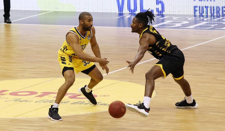 Jayson Granger, Jaleen Smith Aktion Spielszene Zweikampf Basketball BBL Bundesliga Herren Saison 2020 2021 04.05.2021 ALBA Berlin vs. MHP Riesen Ludwigsburg