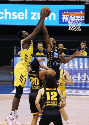Jean Marc Christ Koumadje, Yorman Polas Bartolo Aktion Spielszene Zweikampf Basketball BBL Bundesliga Herren Saison 2020 2021 04.05.2021 ALBA Berlin vs. MHP Riesen Ludwigsburg