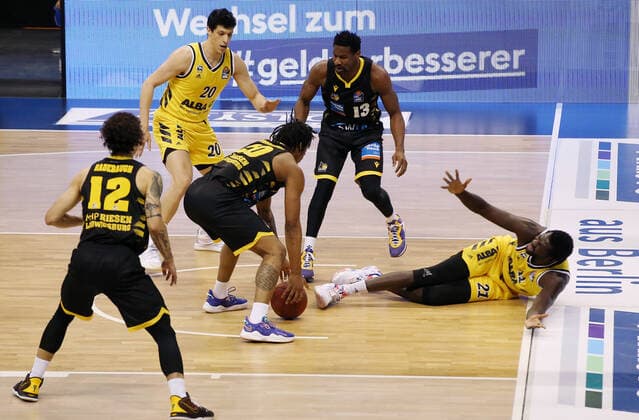 Jonah Radebaugh, Desi Rodriguez, Simone Fontecchio, Yorman Polas Bartolo, Jean Marc Christ Koumadje Aktion Spielszene Zweikampf Basketball BBL Bundesliga Herren Saison 2020 2021 04.05.2021 ALBA Berlin vs. MHP Riesen Ludwigsburg