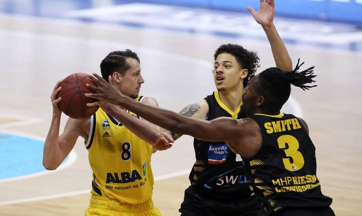 Marcus Eriksson, Jonah Radebaugh, Jaleen Smith Aktion Spielszene Zweikampf Basketball BBL Bundesliga Herren Saison 2020 2021 04.05.2021 ALBA Berlin vs. MHP Riesen Ludwigsburg