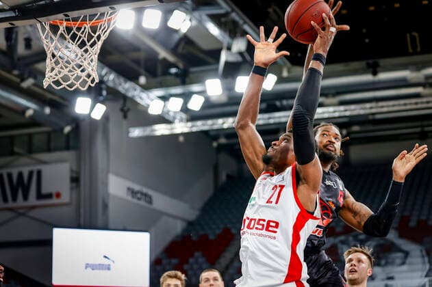 links Shevon Thompson (Brose Bamberg, 27) Brose Bamberg - JobStairs Gießen 46ers Giessen - easyCredit-BBL - Basketball Bundesliga - Basketball Saison 2020 21 - 33. Spieltag, 04.05.2021 Bamberg, Brose Arena Copyright: DanielxLöb