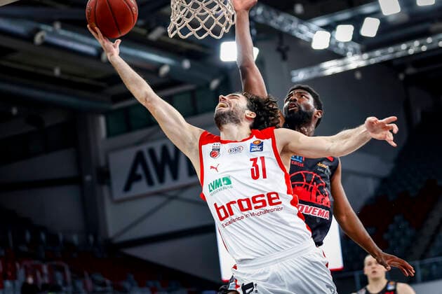 links Michele Vitali (Brose Bamberg, 31) rechts 02 Isaac Hamilton (JobStairs Giessen 46ers) Brose Bamberg - JobStairs Gießen 46ers Giessen - easyCredit-BBL - Basketball Bundesliga - Basketball Saison 2020 21 - 33. Spieltag, 04.05.2021 Bamberg, Brose Arena Copyright: DanielxLöb