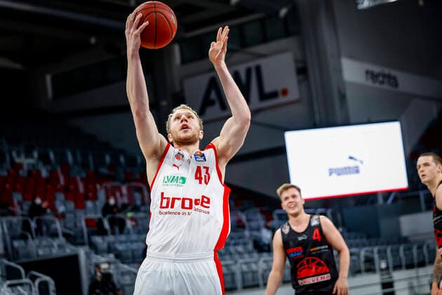 links Christian Sengfelder (Brose Bamberg, 43) rechts 04 Bjarne Kraushaar (JobStairs Gießen 46ers) Brose Bamberg - JobStairs Gießen 46ers Giessen - easyCredit-BBL - Basketball Bundesliga - Basketball Saison 2020 21 - 33. Spieltag, 04.05.2021 Bamberg, Brose Arena Copyright: DanielxLöb