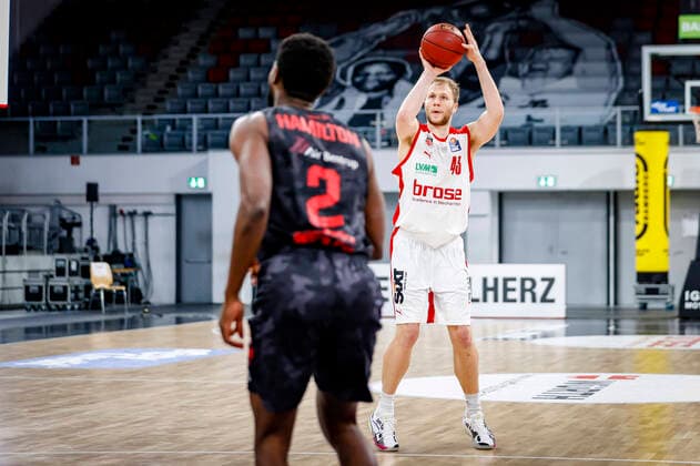 rechts Christian Sengfelder (Brose Bamberg, 43) links 02 Isaac Hamilton (JobStairs Giessen 46ers) Brose Bamberg - JobStairs Gießen 46ers Giessen - easyCredit-BBL - Basketball Bundesliga - Basketball Saison 2020 21 - 33. Spieltag, 04.05.2021 Bamberg, Brose Arena Copyright: DanielxLöb