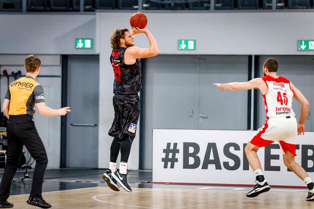 links 54 John Bryant (JobStairs Gießen 46ers) rechts David Kravish (Brose Bamberg, 45) Brose Bamberg - JobStairs Gießen 46ers Giessen - easyCredit-BBL - Basketball Bundesliga - Basketball Saison 2020 21 - 33. Spieltag, 04.05.2021 Bamberg, Brose Arena Copyright: DanielxLöb