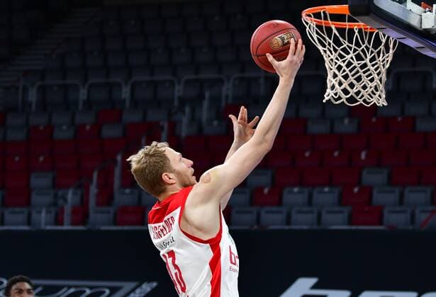 BAMBERG 04.05.2021 --- Basketball ---- easycredit 1. Basketball Bundesliga ---- 33. Spieltag: Brose Bamberg vs Gießen 46ers --- Christian Sengfelder (43, Brose Bamberg) mit Korbleger --- Foto: Hans-Martin Issler isslerimages ---- Brose Bamberg vs Gießen 46ers