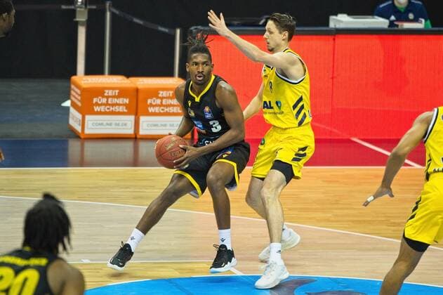 v.l. Jaleen Smith - Ludwigsburg 3, Marcus Eriksson - Alba 8, 04.05.2021, BBL, Alba Berlin vs MHP RIESEN Ludwigsburg, in der Mercedes Benz Arena, GER, Berlin, 04.05.2021, BBL, Alba vs MHP RIESEN Ludwigsburg Berlin Copyright: xUwexKoch Eibner-Pressefotox EP_UKH
