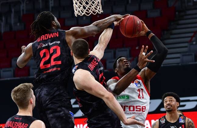 BAMBERG 04.05.2021 --- Basketball ---- easycredit 1. Basketball Bundesliga ---- 33. Spieltag: Brose Bamberg vs Gießen 46ers --- Chad Brown (22, Gießen 46ers) und Scottie James Jr. (1, Gießen 46ers) hindern Shevon Thompson (27, Brose Bamberg) am Wurf --- Foto: Hans-Martin Issler isslerimages ---- Brose Bamberg vs Gießen 46ers