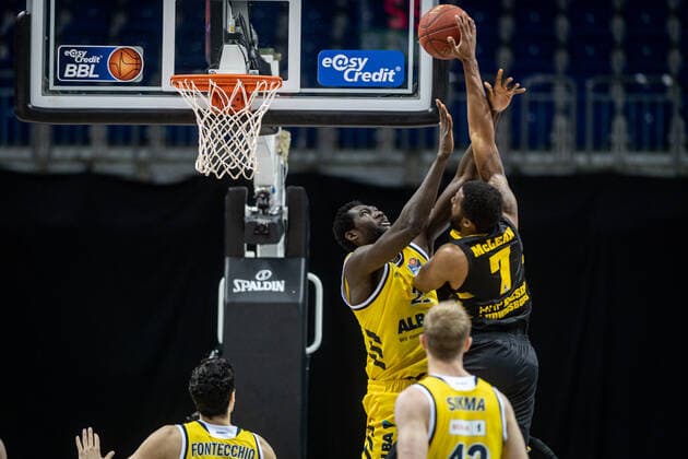 Basketball Berlin 04.05.2021 1. Bundesliga easyCredit-BBL BBL Saison 2020 2021 Alba Berlin - MHP RIESEN Ludwigsburg Jamel McLean (Ludwigsburg, No.07) Christ Koumadje (Alba Berlin, No.21)