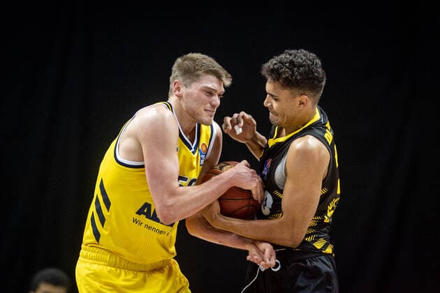 Basketball Berlin 04.05.2021 1. Bundesliga easyCredit-BBL BBL Saison 2020 2021 Alba Berlin - MHP RIESEN Ludwigsburg Ben Lammers (Alba Berlin, No.50) Oscar da Silva (Ludwigsburg, No.30)