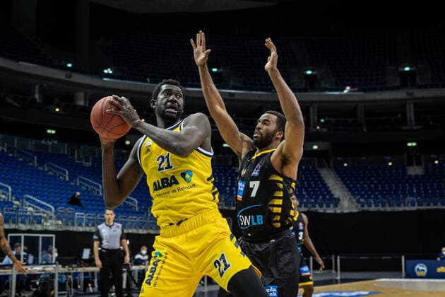 Basketball Berlin 04.05.2021 1. Bundesliga easyCredit-BBL BBL Saison 2020 2021 Alba Berlin - MHP RIESEN Ludwigsburg Christ Koumadje (Alba Berlin, No.21) Jamel McLean (Ludwigsburg, No.07)
