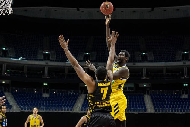 Basketball Berlin 04.05.2021 1. Bundesliga easyCredit-BBL BBL Saison 2020 2021 Alba Berlin - MHP RIESEN Ludwigsburg Christ Koumadje (Alba Berlin, No.21) Jamel McLean (Ludwigsburg, No.07)