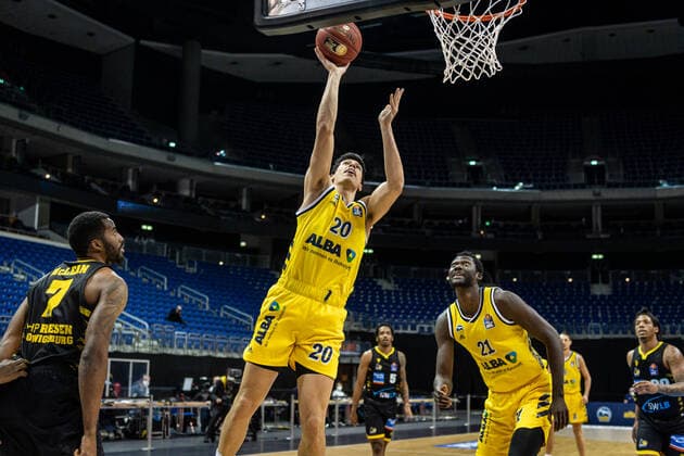 Basketball Berlin 04.05.2021 1. Bundesliga easyCredit-BBL BBL Saison 2020 2021 Alba Berlin - MHP RIESEN Ludwigsburg Simone Fontecchio (Alba Berlin, No.20) Christ Koumadje (Alba Berlin, No.21)
