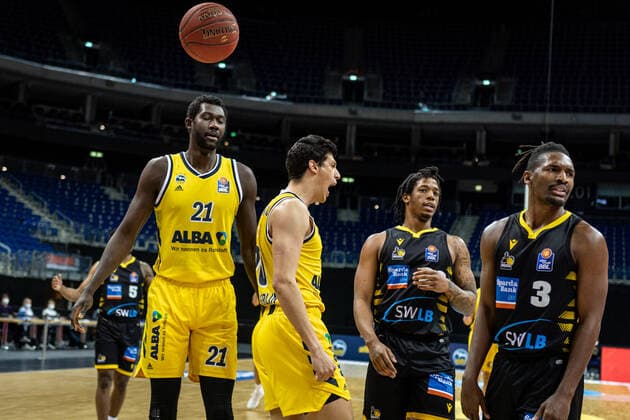 Basketball Berlin 04.05.2021 1. Bundesliga easyCredit-BBL BBL Saison 2020 2021 Alba Berlin - MHP RIESEN Ludwigsburg Simone Fontecchio (Alba Berlin, No.20) Christ Koumadje (Alba Berlin, No.21) Jubel Desi Rodriguez (Ludwigsburg, No.20) Jaleen Smith (Ludwigsburg, No.03)