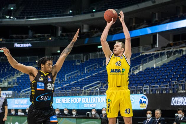 Basketball Berlin 04.05.2021 1. Bundesliga easyCredit-BBL BBL Saison 2020 2021 Alba Berlin - MHP RIESEN Ludwigsburg Luke Sikma (Alba Berlin, No.43) Desi Rodriguez (Ludwigsburg, No.20)