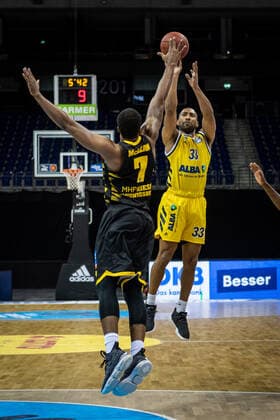 Basketball Berlin 04.05.2021 1. Bundesliga easyCredit-BBL BBL Saison 2020 2021 Alba Berlin - MHP RIESEN Ludwigsburg Jayson Granger (Alba Berlin, No.33) Jamel McLean (Ludwigsburg, No.07)
