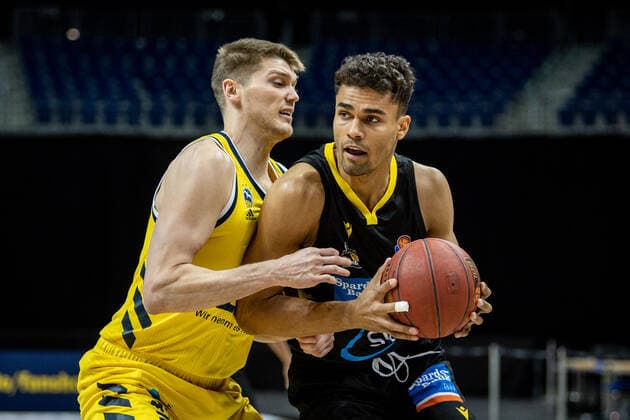 Basketball Berlin 04.05.2021 1. Bundesliga easyCredit-BBL BBL Saison 2020 2021 Alba Berlin - MHP RIESEN Ludwigsburg Oscar da Silva (Ludwigsburg, No.30) Ben Lammers (Alba Berlin, No.50)