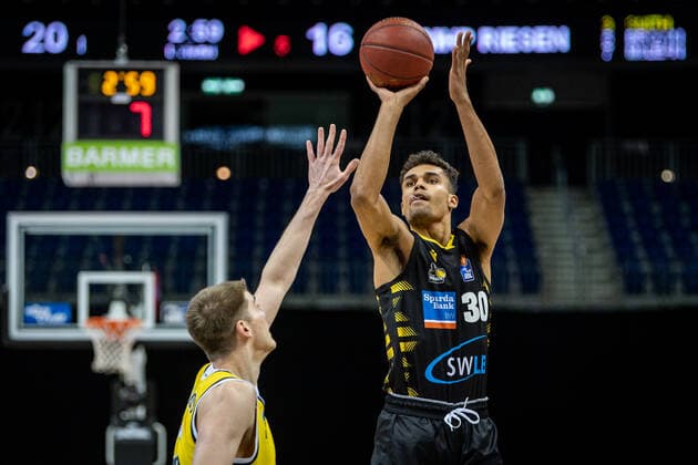Basketball Berlin 04.05.2021 1. Bundesliga easyCredit-BBL BBL Saison 2020 2021 Alba Berlin - MHP RIESEN Ludwigsburg Oscar da Silva (Ludwigsburg, No.30) Ben Lammers (Alba Berlin, No.50)
