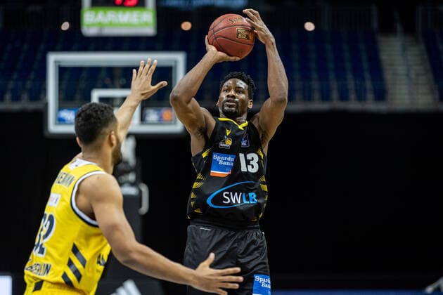 Sport Bilder des Tages Basketball Berlin 04.05.2021 1. Bundesliga easyCredit-BBL BBL Saison 2020 2021 Alba Berlin - MHP RIESEN Ludwigsburg Yorman Polas Bartolo (Ludwigsburg, No.13) Johannes Thiemann (Alba Berlin, No.32)