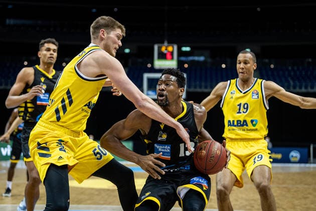 Basketball Berlin 04.05.2021 1. Bundesliga easyCredit-BBL BBL Saison 2020 2021 Alba Berlin - MHP RIESEN Ludwigsburg Yorman Polas Bartolo (Ludwigsburg, No.13) Ben Lammers (Alba Berlin, No.50)