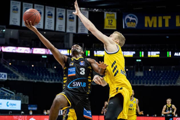 Basketball Berlin 04.05.2021 1. Bundesliga easyCredit-BBL BBL Saison 2020 2021 Alba Berlin - MHP RIESEN Ludwigsburg Jaleen Smith (Ludwigsburg, No.03) Niels Giffey (Alba Berlin, No.05)