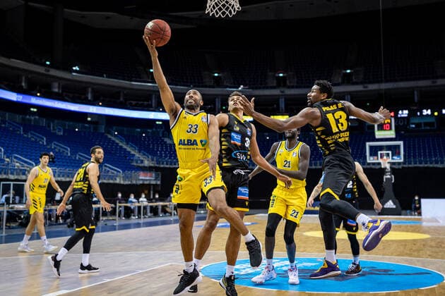 Basketball Berlin 04.05.2021 1. Bundesliga easyCredit-BBL BBL Saison 2020 2021 Alba Berlin - MHP RIESEN Ludwigsburg Jayson Granger (Alba Berlin, No.33) Yorman Polas Bartolo (Ludwigsburg, No.13) Oscar da Silva (Ludwigsburg, No.30)