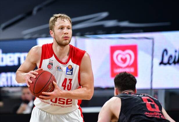 BAMBERG 04.05.2021 --- Basketball ---- easycredit 1. Basketball Bundesliga ---- 33. Spieltag: Brose Bamberg vs Gießen 46ers --- Christian Sengfelder (43, Brose Bamberg) gegen Alen Pjanic (8, Gießen 46ers) --- Foto: Hans-Martin Issler isslerimages ---- Brose Bamberg vs Gießen 46ers