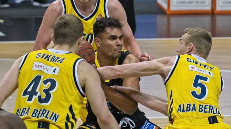 v.l. Luke Sikma - Alba 43, Oscar da Silva - Ludwigsburg 30, Niels Giffey - Alba 5, 04.05.2021, BBL, Alba Berlin vs MHP RIESEN Ludwigsburg, in der Mercedes Benz Arena, GER, Berlin, 04.05.2021, BBL, Alba vs MHP RIESEN Ludwigsburg Berlin Copyright: xUwexKoch Eibner-Pressefotox EP_UKH