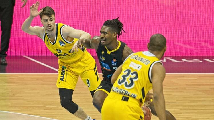 v.l. Jonas Mattisseck - Alba 9, Jaleen Smith - Ludwigsburg 3, 04.05.2021, BBL, Alba Berlin vs MHP RIESEN Ludwigsburg, in der Mercedes Benz Arena, GER, Berlin, 04.05.2021, BBL, Alba vs MHP RIESEN Ludwigsburg Berlin Copyright: xUwexKoch Eibner-Pressefotox EP_UKH