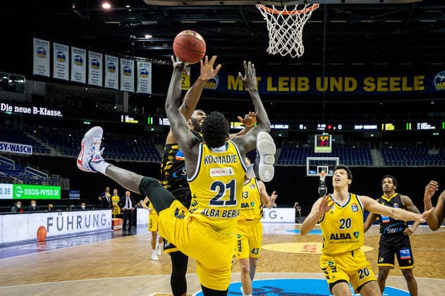 Basketball Berlin 04.05.2021 1. Bundesliga easyCredit-BBL BBL Saison 2020 2021 Alba Berlin - MHP RIESEN Ludwigsburg Jamel McLean (Ludwigsburg, No.07) Christ Koumadje (Alba Berlin, No.21)