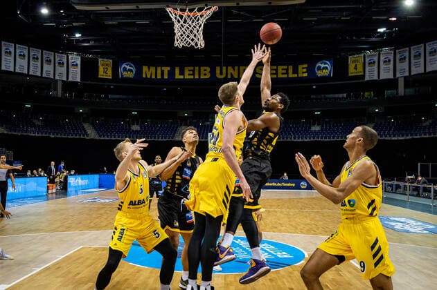 Basketball Berlin 04.05.2021 1. Bundesliga easyCredit-BBL BBL Saison 2020 2021 Alba Berlin - MHP RIESEN Ludwigsburg Yorman Polas Bartolo (Ludwigsburg, No.13) Ben Lammers (Alba Berlin, No.50)