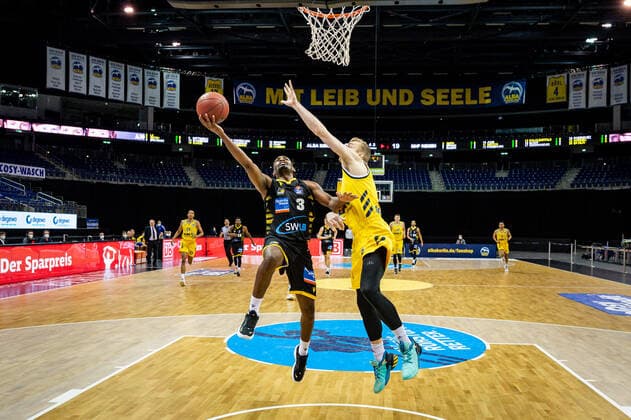 Basketball Berlin 04.05.2021 1. Bundesliga easyCredit-BBL BBL Saison 2020 2021 Alba Berlin - MHP RIESEN Ludwigsburg Jaleen Smith (Ludwigsburg, No.03) Niels Giffey (Alba Berlin, No.05)