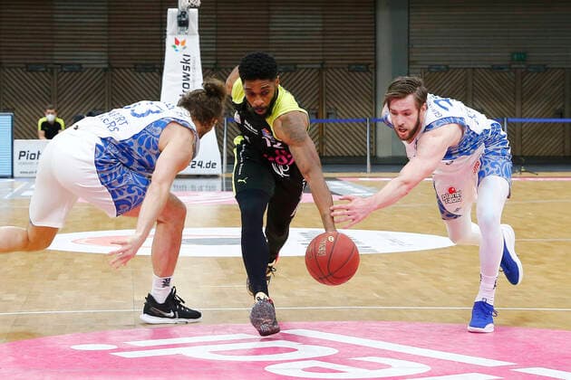 33. Spieltag der easyCredit BBL Basketball Bundesliga am 04. Mai 2021in der Oberfrankenhalle in Bayreuth Bayern Deutschland Saison 2020-2021 Medi Bayreuth gegen Fraport Skyliners Frankfurt Lazeric Jones (Medi Bayreuth 12) mitte Marco Völler (Fraport Skyliners Frankfurt 33) links Jon Axel Gudmundsson (Fraport Skyliners Frankfurt 30) rechts