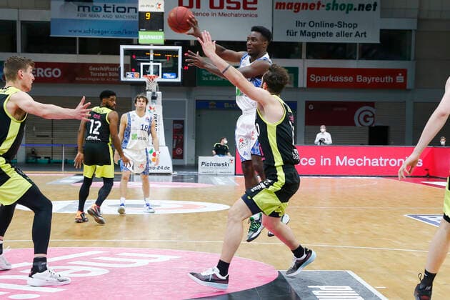 33. Spieltag der easyCredit BBL Basketball Bundesliga am 04. Mai 2021in der Oberfrankenhalle in Bayreuth Bayern Deutschland Saison 2020-2021 Medi Bayreuth gegen Fraport Skyliners Frankfurt Bastian Doreth (Medi Bayreuth 10) rechts Alvin Onyia (Fraport Skyliners Frankfurt 10) links