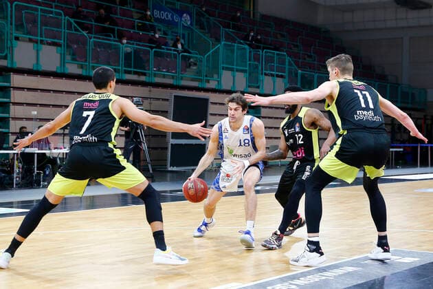 33. Spieltag der easyCredit BBL Basketball Bundesliga am 04. Mai 2021in der Oberfrankenhalle in Bayreuth Bayern Deutschland Saison 2020-2021 Medi Bayreuth gegen Fraport Skyliners Frankfurt Philip Jalalpoor (Medi Bayreuth 7) links Andreas Seiferth (Medi Bayreuth 11) rechts Joe Rahon (Fraport Skyliners Frankfurt 18) mitte