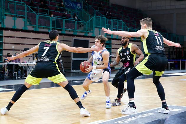 33. Spieltag der easyCredit BBL Basketball Bundesliga am 04. Mai 2021in der Oberfrankenhalle in Bayreuth Bayern Deutschland Saison 2020-2021 Medi Bayreuth gegen Fraport Skyliners Frankfurt Philip Jalalpoor (Medi Bayreuth 7) links Andreas Seiferth (Medi Bayreuth 11) rechts Joe Rahon (Fraport Skyliners Frankfurt 18) mitte