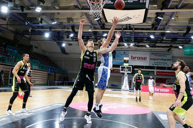 33. Spieltag der easyCredit BBL Basketball Bundesliga am 04. Mai 2021in der Oberfrankenhalle in Bayreuth Bayern Deutschland Saison 2020-2021 Medi Bayreuth gegen Fraport Skyliners Frankfurt Andreas Seiferth (Medi Bayreuth 11) links Marco Völler (Fraport Skyliners Frankfurt 33) rechts
