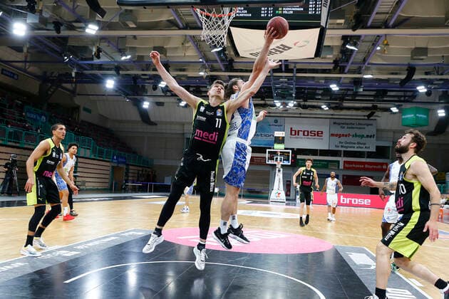 33. Spieltag der easyCredit BBL Basketball Bundesliga am 04. Mai 2021in der Oberfrankenhalle in Bayreuth Bayern Deutschland Saison 2020-2021 Medi Bayreuth gegen Fraport Skyliners Frankfurt Andreas Seiferth (Medi Bayreuth 11) links Marco Völler (Fraport Skyliners Frankfurt 33) rechts
