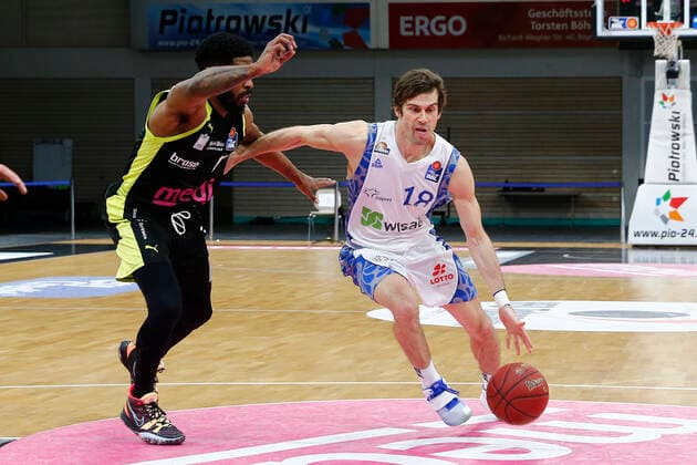 33. Spieltag der easyCredit BBL Basketball Bundesliga am 04. Mai 2021in der Oberfrankenhalle in Bayreuth Bayern Deutschland Saison 2020-2021 Medi Bayreuth gegen Fraport Skyliners Frankfurt Lazeric Jones (Medi Bayreuth 12) links Joe Rahon (Fraport Skyliners Frankfurt 18) rechts