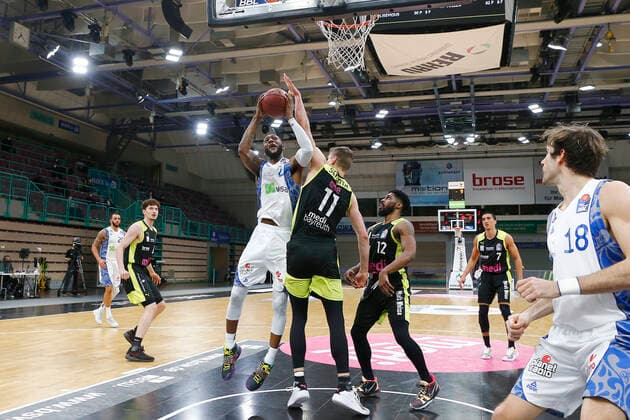 33. Spieltag der easyCredit BBL Basketball Bundesliga am 04. Mai 2021in der Oberfrankenhalle in Bayreuth Bayern Deutschland Saison 2020-2021 Medi Bayreuth gegen Fraport Skyliners Frankfurt Andreas Seiferth (Medi Bayreuth 11) mitte Kamari Murphy (Fraport Skyliners Frankfurt 21) links