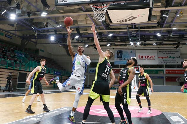 33. Spieltag der easyCredit BBL Basketball Bundesliga am 04. Mai 2021in der Oberfrankenhalle in Bayreuth Bayern Deutschland Saison 2020-2021 Medi Bayreuth gegen Fraport Skyliners Frankfurt Andreas Seiferth (Medi Bayreuth 11) mitte Kamari Murphy (Fraport Skyliners Frankfurt 21) links