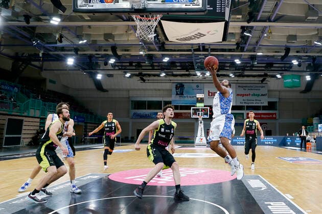 33. Spieltag der easyCredit BBL Basketball Bundesliga am 04. Mai 2021in der Oberfrankenhalle in Bayreuth Bayern Deutschland Saison 2020-2021 Medi Bayreuth gegen Fraport Skyliners Frankfurt Kay Bruhnke (Medi Bayreuth 9) mitte Quantez Robertson (Fraport Skyliners Frankfurt 23) rechts